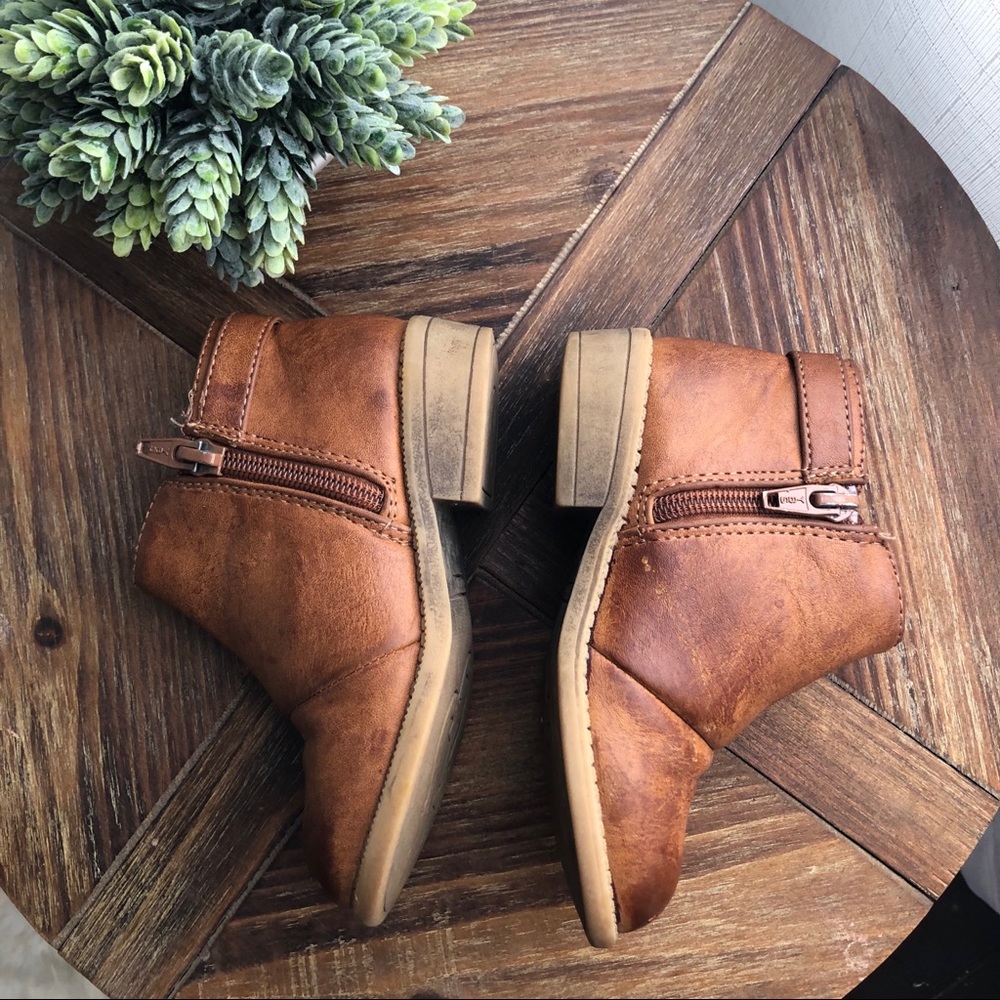 Brown leather toddler girl booties size 8 guc